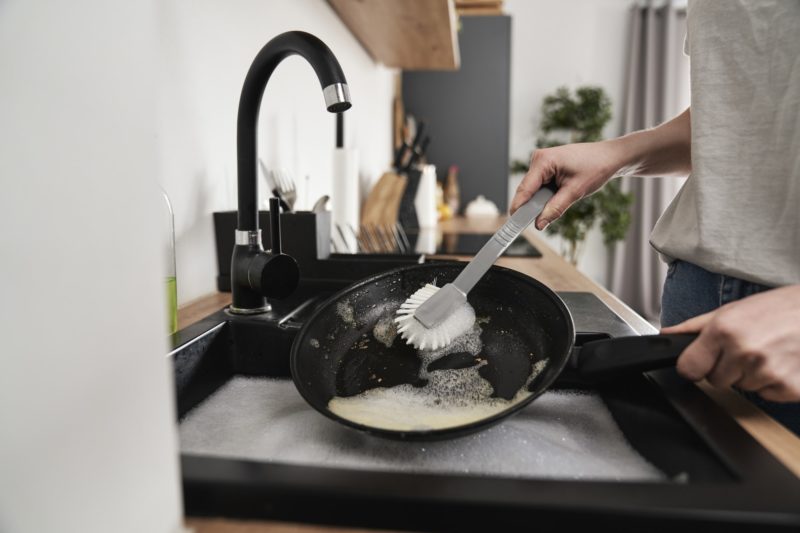 close-up-of-caucasian-woman-washing-the-pans-800x533